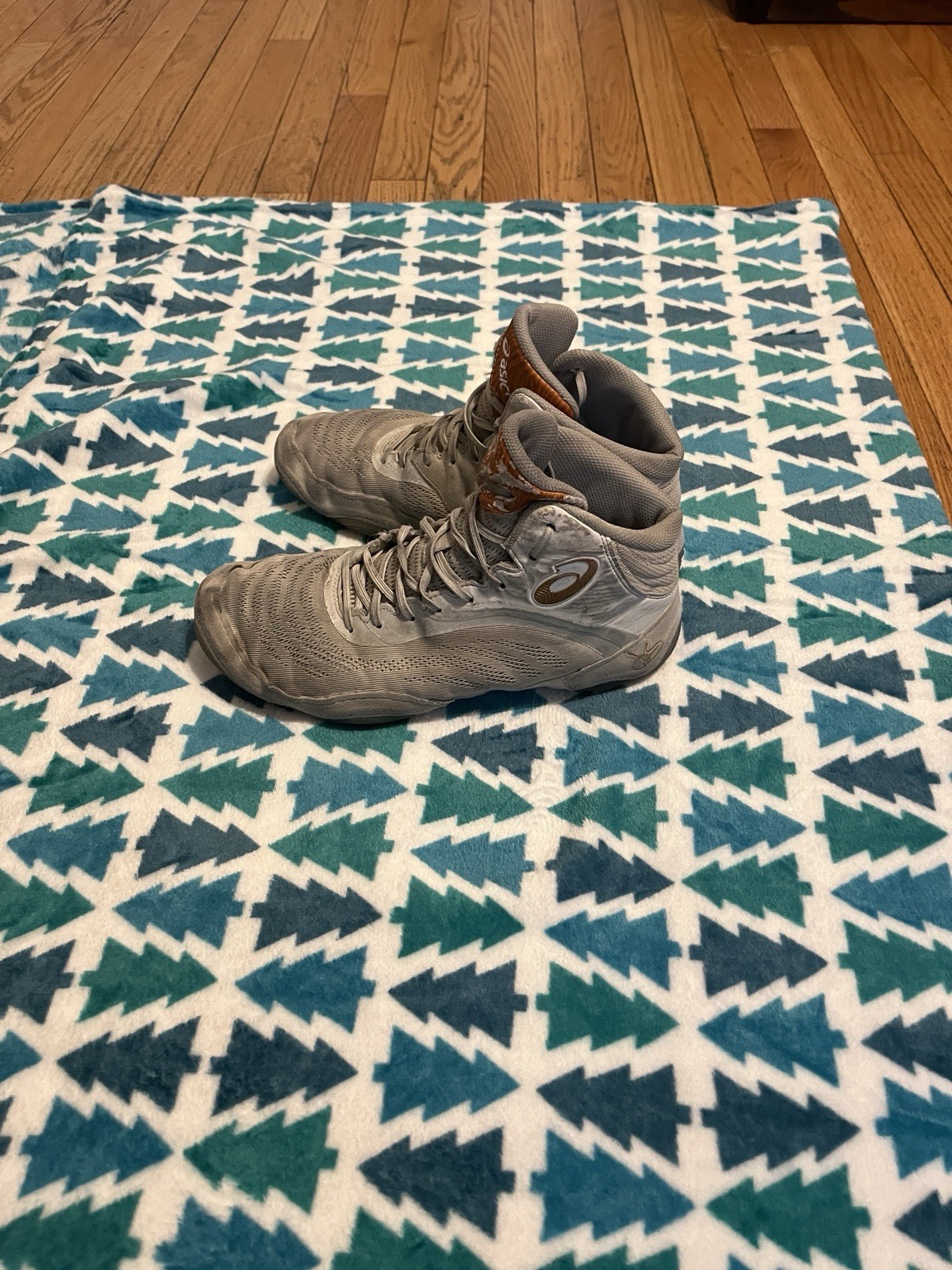 ASICS Gray High-Top Wrestling Shoes Durable Performance Footwear for Athletes thumbnail 2