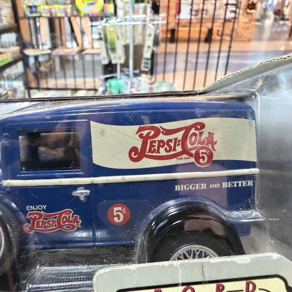 Banco de Metal Fundido Pepsi Cola Modelo A Ford Liberty Classics Edición Limitada Foto 3 de 4
