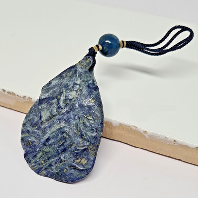 Vintage geschnitzter Lapislazuli Anhänger - Jugendstil Vogel & Blatt Motiv - 45mm