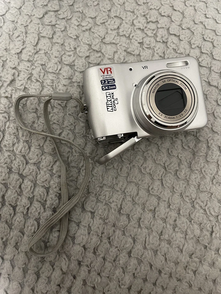 Nikon COOLPIX L5 7.2MP Digital Camera Tested Works No Card w/Box and A/V Cable - Image 2 of 3