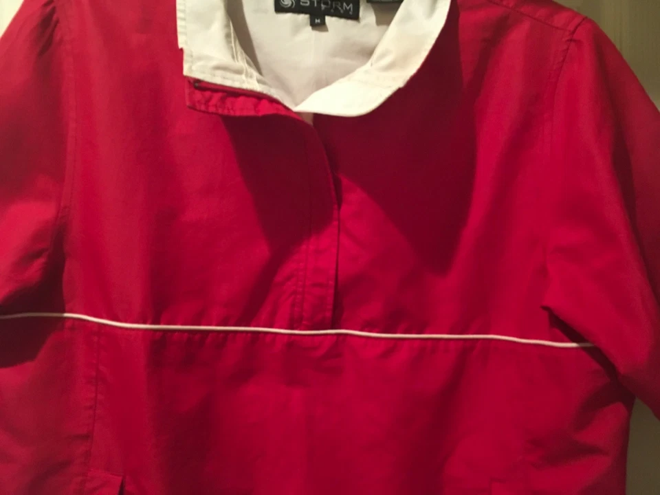 Chaqueta cortavientos Sunice Storm Pack 1/4 cremallera mediana roja/blanca suéter de golf para damas Foto 2 de 4