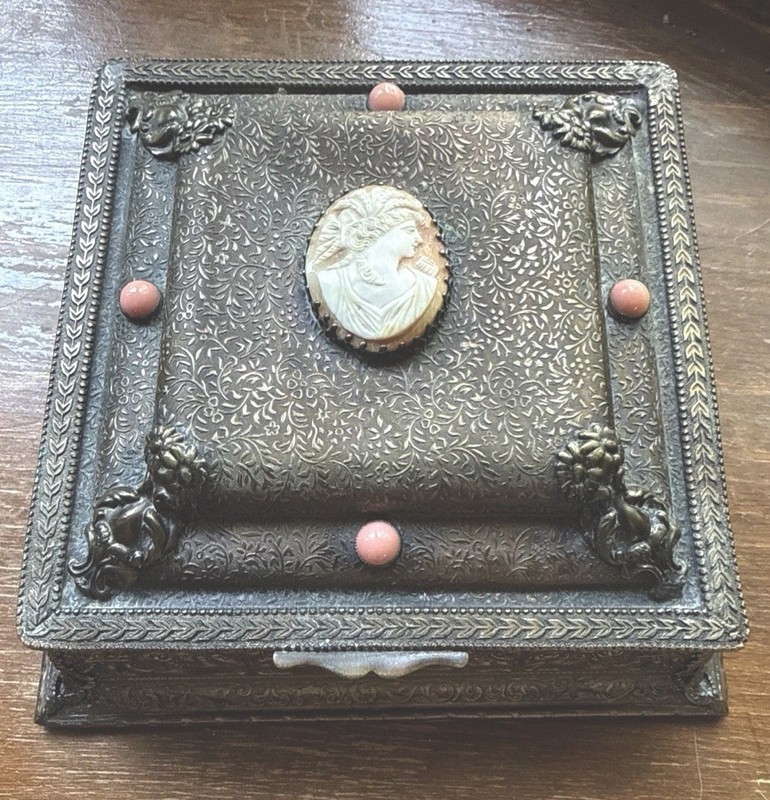 Antique 1920s Deco La Tausca Bridal Pearls Cameo Box - Beautiful Condition!