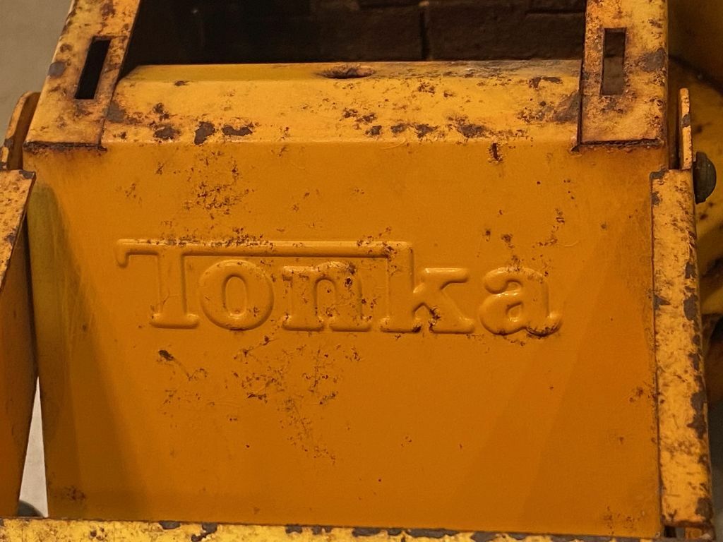 Vintage TONKA ARTICULATING FRONT END LOADER, Yellow Steel Metal