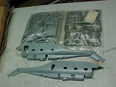 Heller #1040 Super Frelon S.A. 321 1:35 Scale  in a Wiped Out Box  / complete