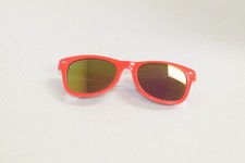 KIDS UNISEX RED SUNGLASSES WITH WHITE FRAMES.
