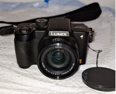 A Panasonic Lumix Digital Camera Vintage 12X Optical Zoom 5 Megapixel As-Is 