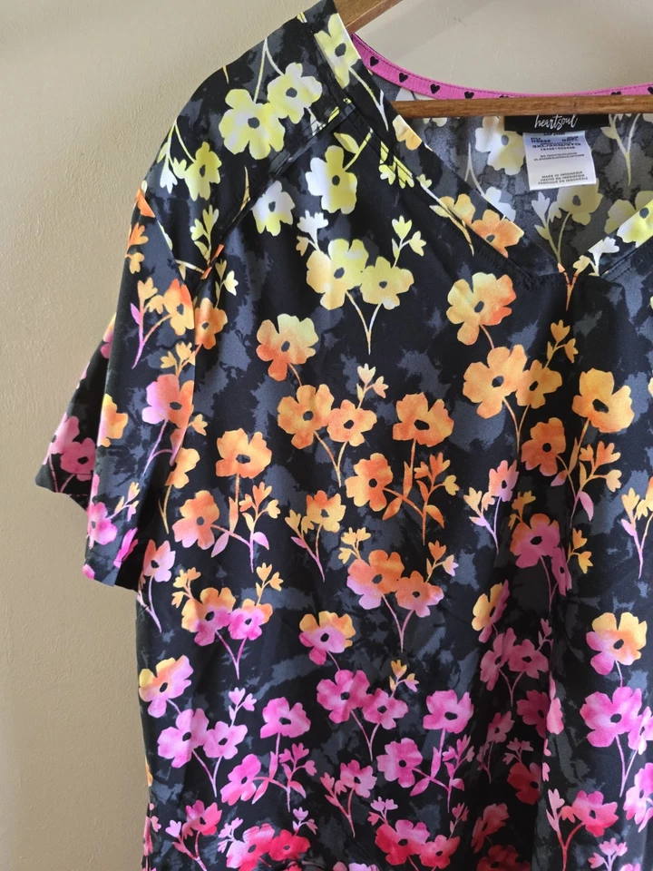 Женское сердце душа v-образным вырезом карманы черный многоцветный цветочный скраб Топ размер 3XL - Изображение 3 из 4