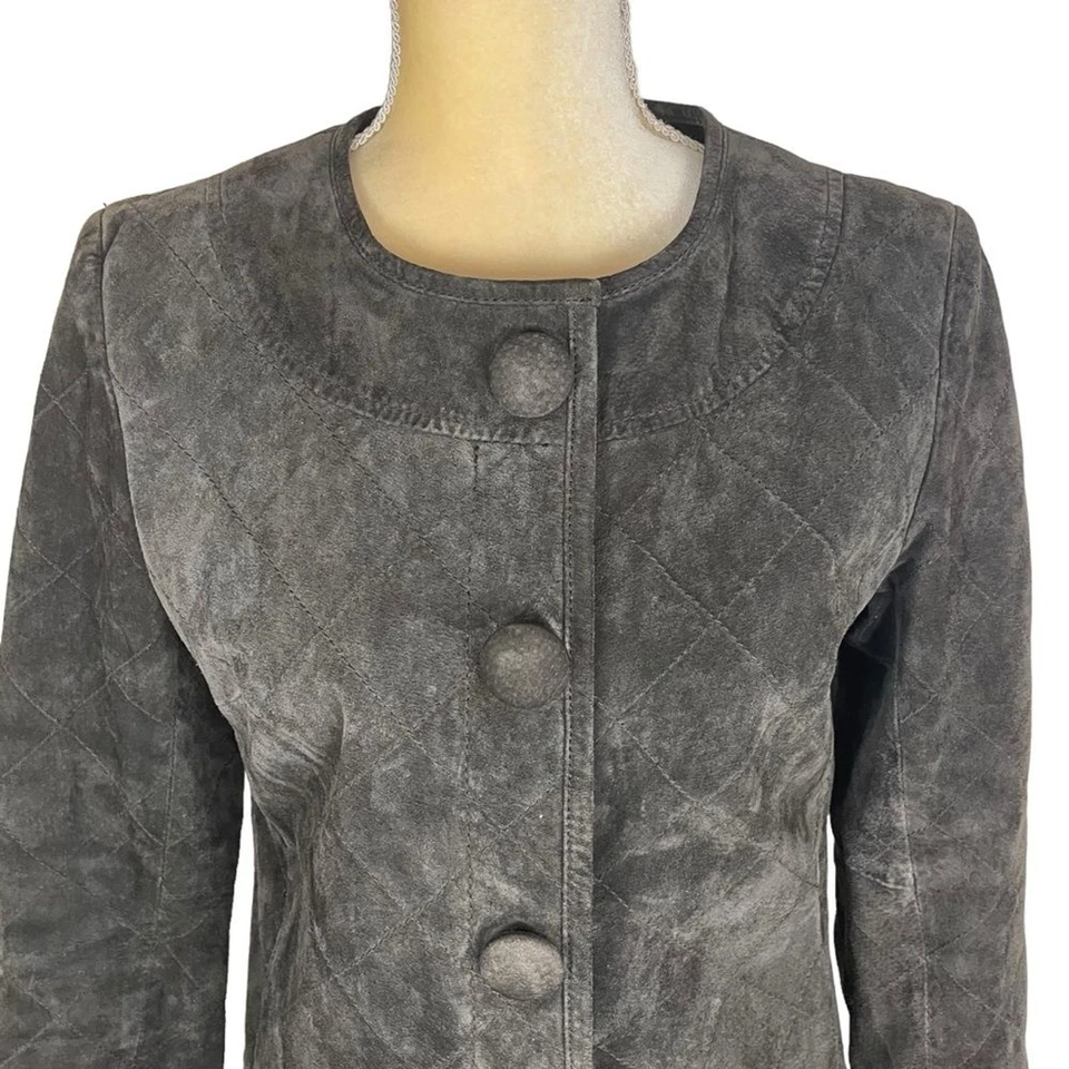 Chaqueta Blazer CHICO’S Gris Gamuza Cuero Botón Frontal Talla Pequeña Chico’s Talla 0 Foto 2 de 4