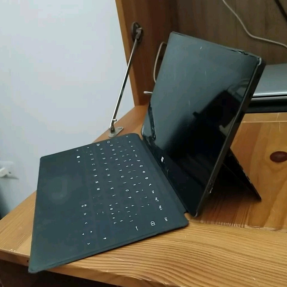 Microsoft Surface RT/Pro + Tastiera Magnetica – Tablet Windows 10.6" - Immagine 4 di 4