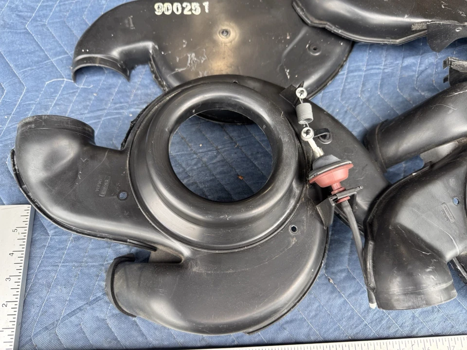 Volvo 240 244 245 1986-1993 calentador soplador motor caja cubiertas laterales piezas OEM #4922E Foto 2 de 4