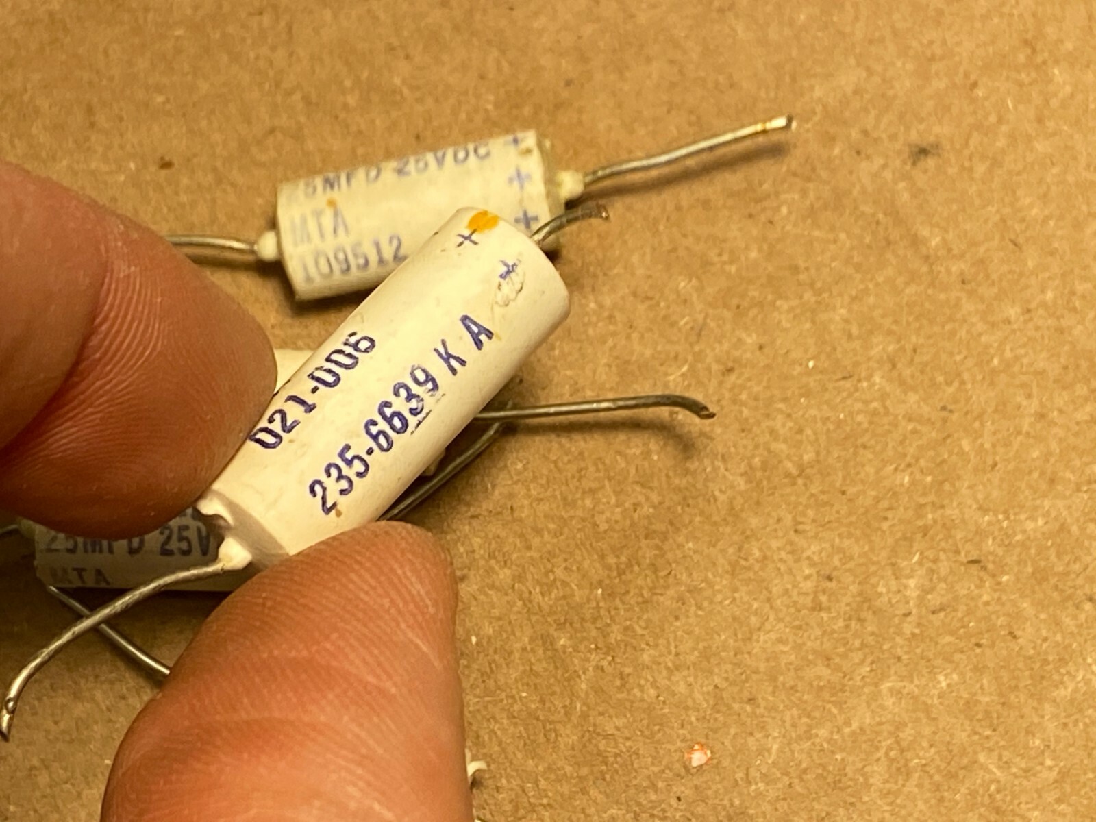 6 Vintage 1960s/1970s Mallory 25 uf 25v Axial Guitar Tube Amp Molded