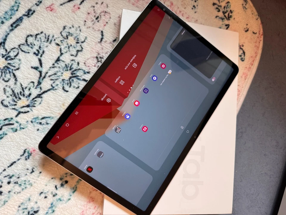 Galaxy Tab s8 - In good condition - juat used for 2 months