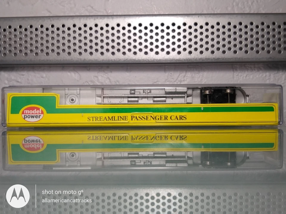 MODEL POWER 3047 N-SCALE #3703 BURLINGTON NORTHERN OBSERVATION CAR NIB - Image 4 of 4