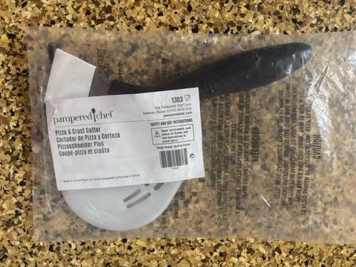 Pampered Chef PIZZA- & KRUSTENSCHNEIDER Edelstahl #1302 Neu Versiegelt im Beutel (I3