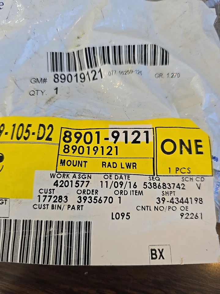 GM 89019121 Aislador Inferior Para Radiador Nuevo OEM Genuino GM Chevrolet 1999-19 Foto 3 de 3