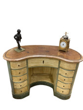 Piccola scrivania a fagiolo laccata con piano in pelle inizio del 900