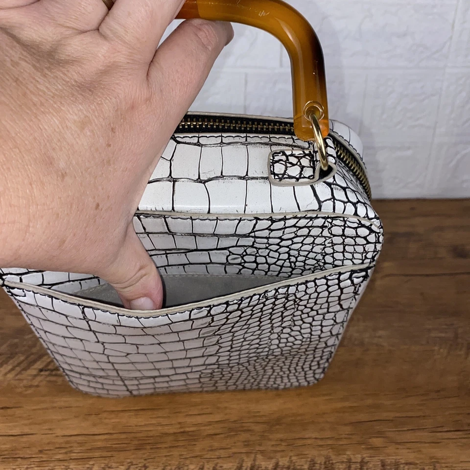 Bolso Gianni Bini cocodrilo blanco y negro en relieve Foto 3 de 4