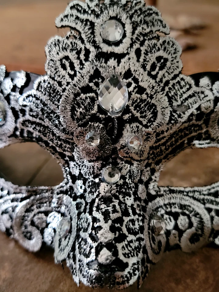 Mascarada Mujer Negro/Plateado Encaje Con Corbata Espalda...NUEVO CON ETIQUETAS Foto 4 de 4