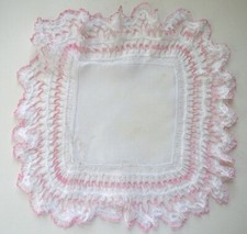 VINTAGE HANKY LOVELY HAND CROCHET EDGING ON LINEN PINK WHITE 3-1/2 INCH CROCHET