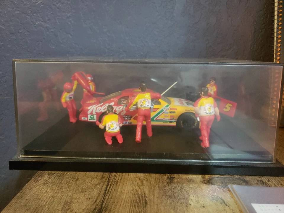 NASCAR #5 Kellogg's 1:25 Scale Pit Crew, Display, 1996 Champion, Terry Labonte - Image 4 of 4