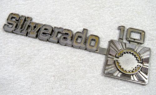 1975-80 Camion CHEVY SILVERADO 10 emblème OEM #349694 métal - Photo 1/5