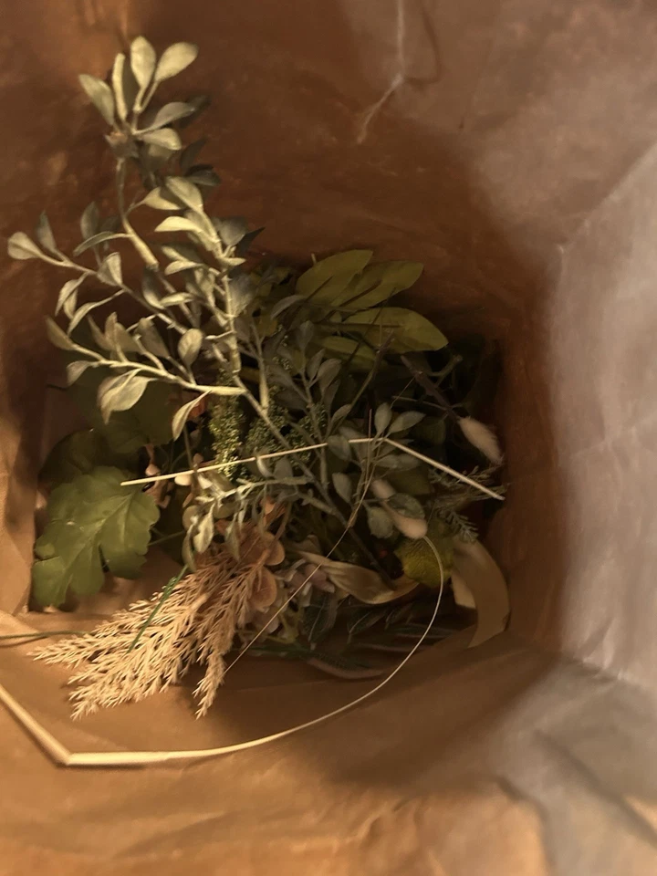 Lote grande de flores y relleno comprado para boda demasiado y no usado Foto 4 de 4