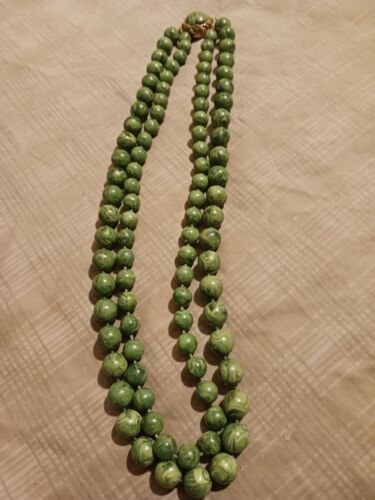 1930s MARBLED JADE GREEN BAKELITE ROUND BEAD NECKLACE VINTAGE Yellow Gold 22" - Picture 3 of 8