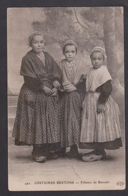 ALTE POSTKARTE DREI JUNGE MÄDCHEN IN TRACHTEN TRACHTEN AUS BRETONISCH, BRETAGNE