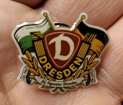 P90 Pin 60 JAHRE SG Dynamo Dresden DFV Fußball DFB DDR Oberliga 26x21mm