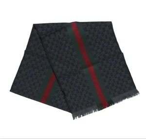 Foulard GUCCI occasion avec accessoire élégant couleur kaki légèrement frayé