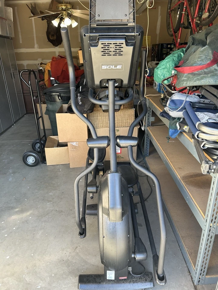 Entrenador elíptico de tracción delantera Sole Fitness E25 Foto 2 de 4