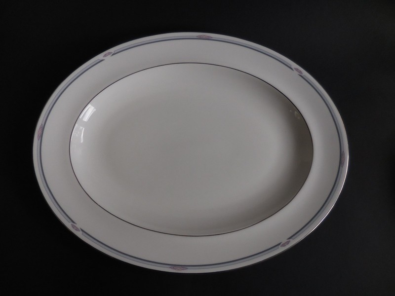 ROYAL DOULTON PLATTER SIMPLICITY OVAL 13 3/8 INCHES 