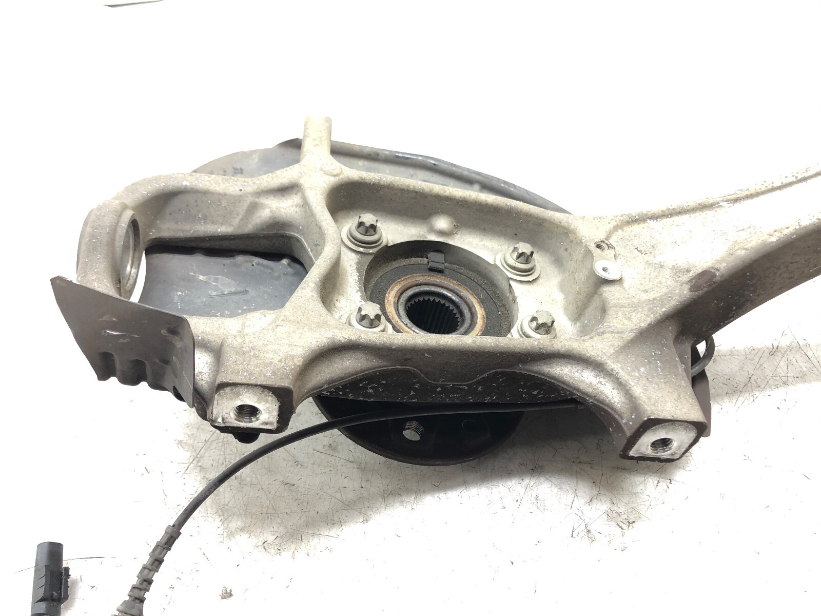 2014-2019 MASERATI GHIBLI S Q4 AWD LEFT DRIVER FRONT SPINDLE KNUCKLE HUB OEM.