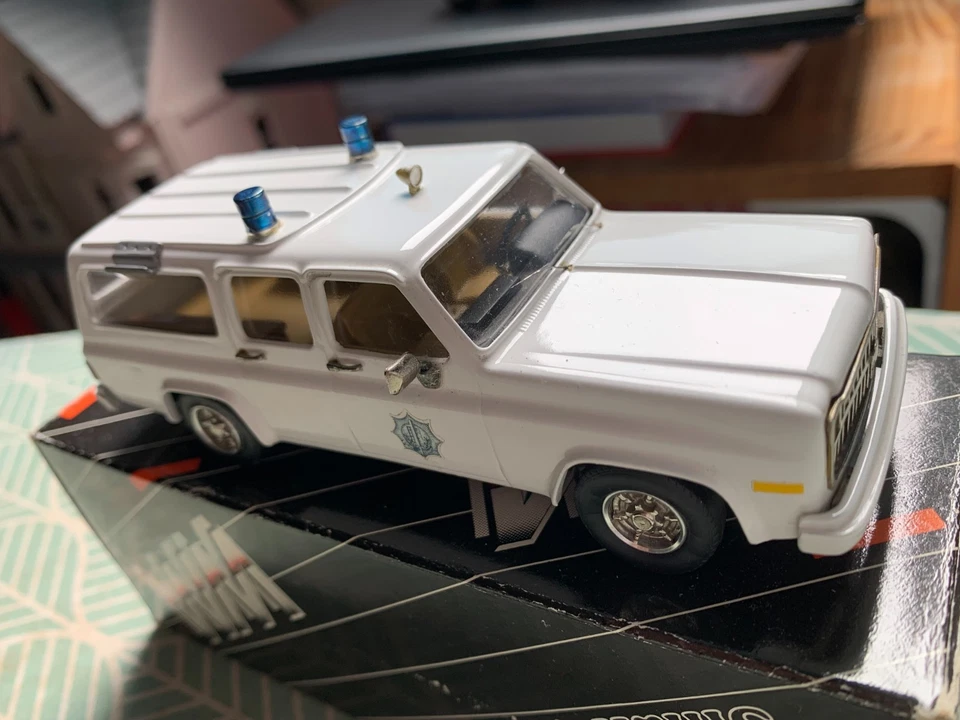 SMALL WHEELS KIM'S CLASSIC WM N°3 CHEVROLET C10 SUBURBAN POLICE ECH 1/43 - Photo 4/4