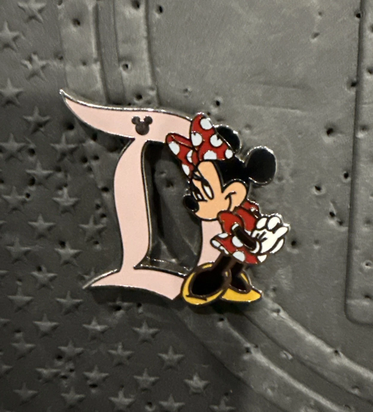 Hidden Mickey Disneyland D Minnie Mouse Chaser Completer Pin. Very Hard To Find