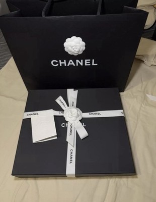 100% authentische CHANEL Geschenkbox Größe 35 x 30 x 7 cm. Mit Taschentuch + Band + Papiertüte