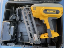 Dewalt DC618 2-1/2" 18-volt Angled Finish Nailer - Tool & Charger