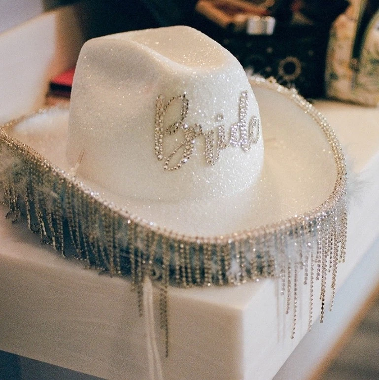 Sombrero de vaquero de novia brillante con pedrería colgantes por todas partes Foto 3 de 3