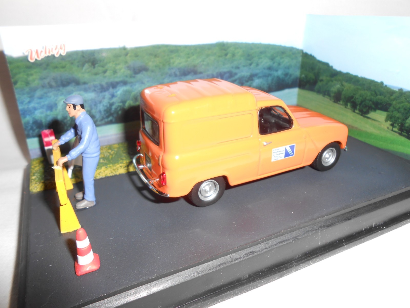 Diorama Renault 4 Fourgonnette souvenirs d'enfance et patrimoine routier à l'échelle 1/43