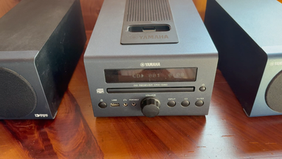 Yamaha CRX-040 CD Receiver with 2 Speakers and Remote, Tested