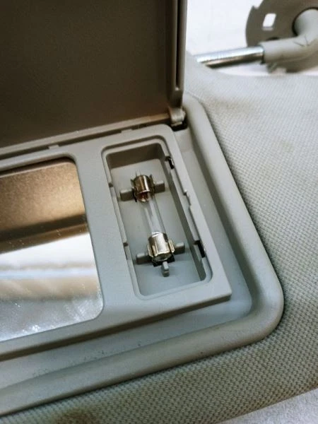 2009 SATURN AURA PASSENGER RIGHT SUN VISOR OEM USED TESTED MISSING LIGHT COVER - Image 3 of 4