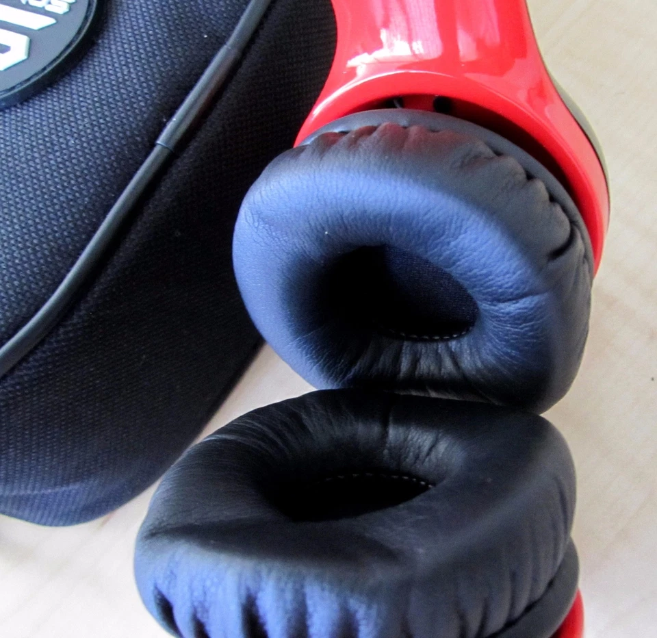 Auriculares SOUL Ludacris SL100 aislamiento de sonido de alta definición en estuche de transporte borde rojo Foto 3 de 4