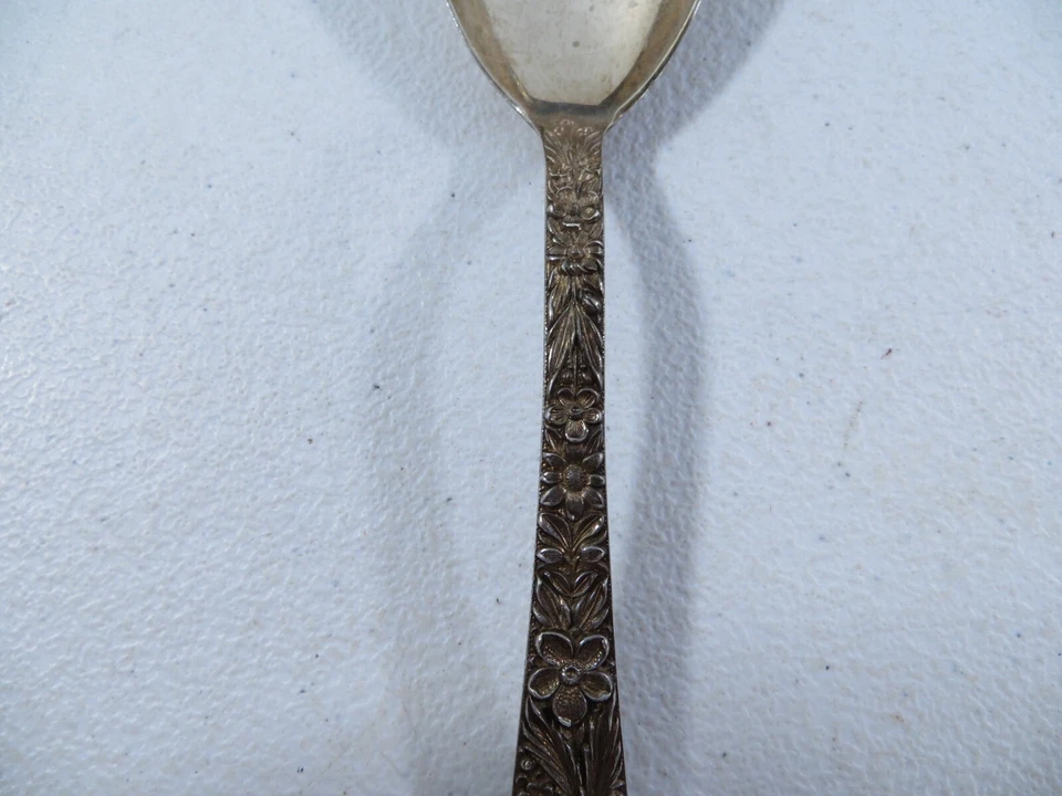 Antigua cuchara para servir de plata esterlina S. Kirk & Son Inc Repousse 8,5" 62 gramos Foto 4 de 4