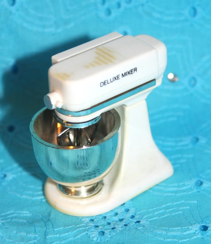 Vintage ACME Miniature DELUXE MIXER / BLENDER Appliance 2" Refrigerator MAGNET