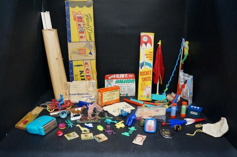 LARGE LOT OF VINTAGE DIME STORE TOYS W BUBBLE GUM MACHINE/CRACKER JACK PRIZES