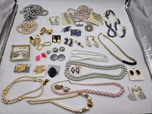 Lot Of Vintage Costume Jewelry Necklaces Earrings Etc L2