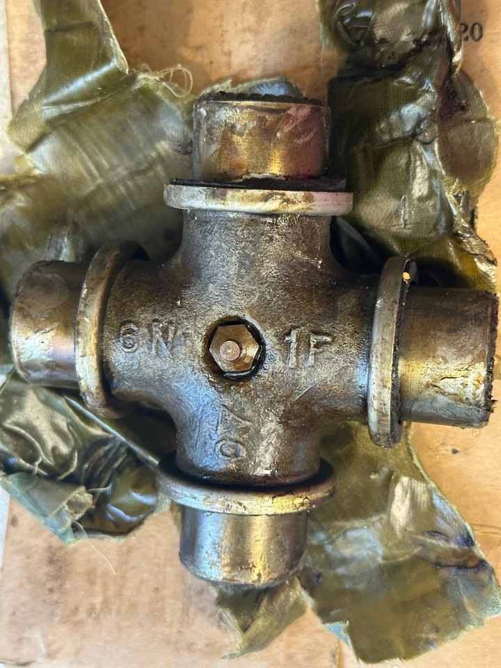 VINTAGE CHRYSLER M4A4 SHERMAN TANK 1062912 SPIDER / U-JOINT NOS - Image 2 of 4