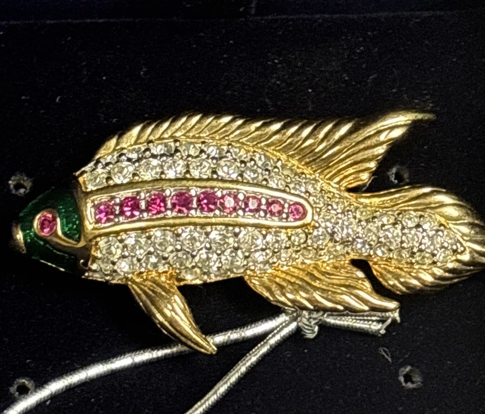 Broche prendedor de pez de cristal magenta de Swarovski Foto 2 de 4