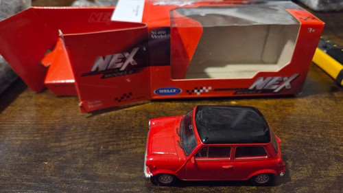 Mini Cooper 1300 Red 1:24 WELLY 22496R - Foto 2 di 5
