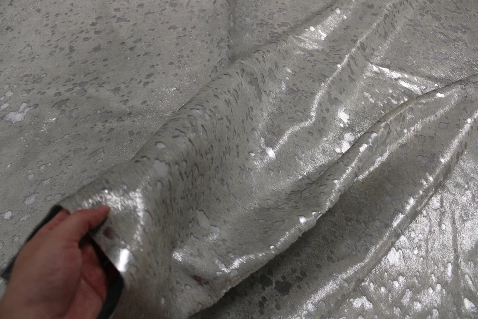 PIEL DE VACA PLATEADA METÁLICA - (XL7'5"x6'5" pies) - Alfombra de cuero de vaca premium Foto 4 de 4